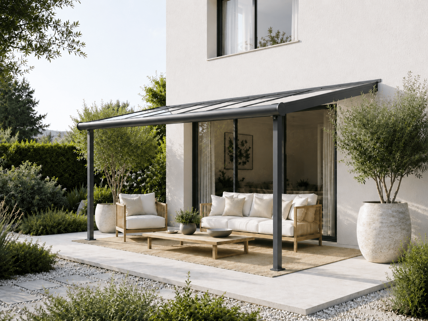 Klassische Terrassenüberdachung: zeitloser Schutz direkt am Haus